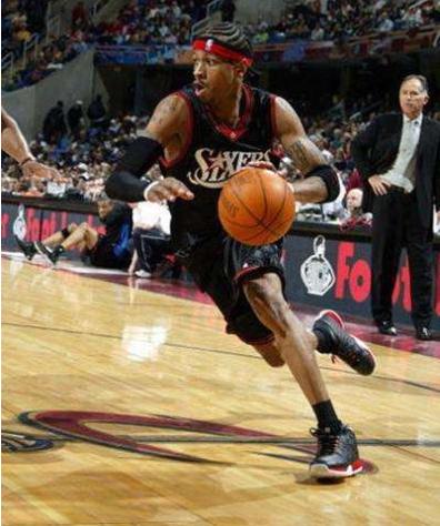 意大利赛车手罗西回忆马拉多纳：我曾单膝跪地亲吻他的左脚（意大利车手罗西忆马拉多纳：曾单膝跪地亲吻其左脚）