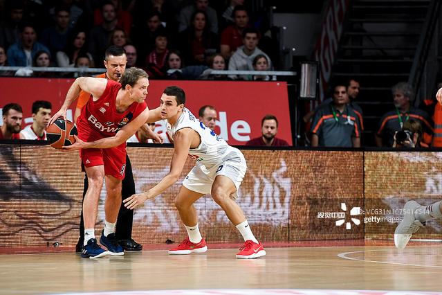 图片报：法兰克福队医私下为对手球员治疗，现已被开除（图片报称，法兰克福队医为对方球员私下看伤，已遭解雇）