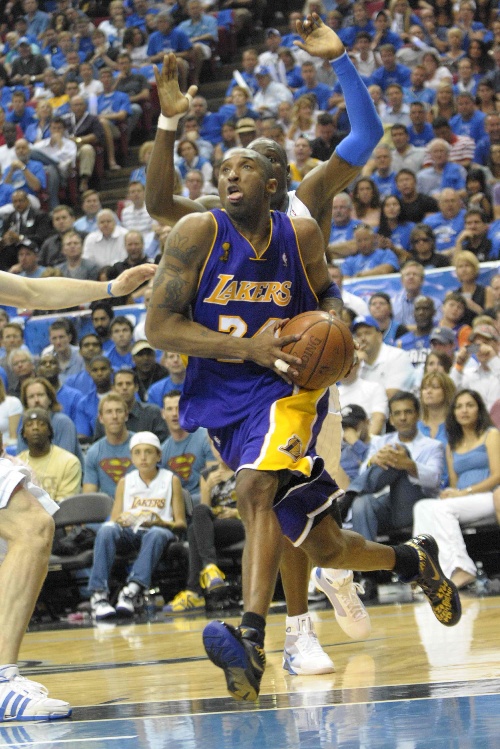 拜仁官方：于帕梅卡诺因负荷管理未进战圣保利大名单（拜仁官宣：出于负荷管理考虑，于帕梅卡诺无缘对阵圣保利名单）