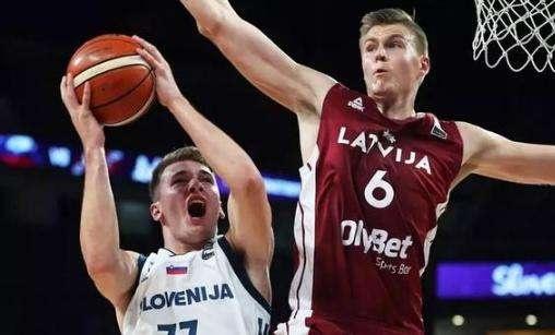 西蒙尼：我们一直在练定位球；现在不考虑前八只考虑奥维耶多（西蒙尼：持续演练定位球；当下不谈前八，只专注奥维耶多）