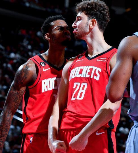 存在感拉满！狄龙半场15中8得到18分3助攻（手感火热！狄龙半场15投8中砍下18分3助攻）