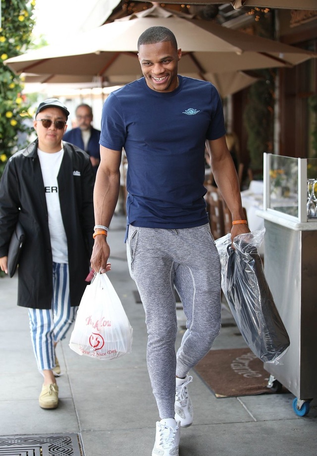 正随巴西在枪手基地训练，维尼修斯与多名阿森纳青训球员合影（随巴西队在阿森纳基地训练，维尼修斯与多名枪手青训球员合影）