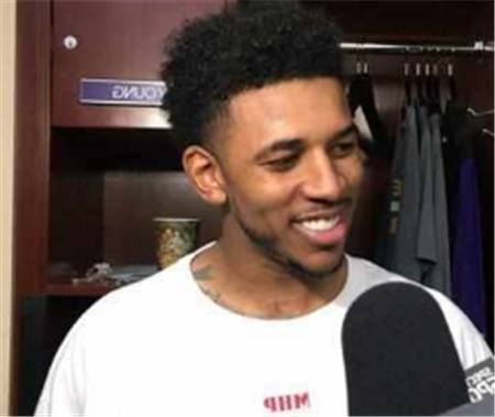 他这次传球完全是大师级别（这一脚传球堪称大师手笔）